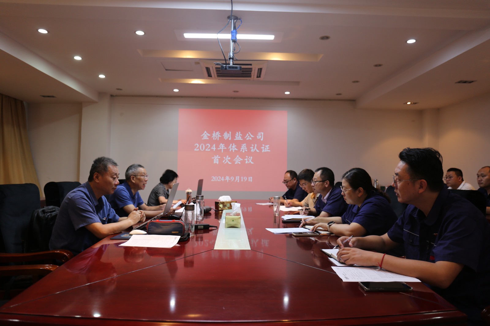 近日，金橋制鹽公司通過北京世標(biāo)認(rèn)證中心審核，給予食品安全管理體系、環(huán)境管理體系和職業(yè)健康安全管理體系認(rèn)證“保持認(rèn)證資格”的監(jiān)督審核結(jié)論，給予質(zhì)量管理體系認(rèn)證“再次注冊(cè)”的再認(rèn)證審核結(jié)論。通過審核，是對(duì)公司精細(xì)化管理成果的檢驗(yàn)，促進(jìn)公司內(nèi)控管理水平持續(xù)提升。（李曉月）