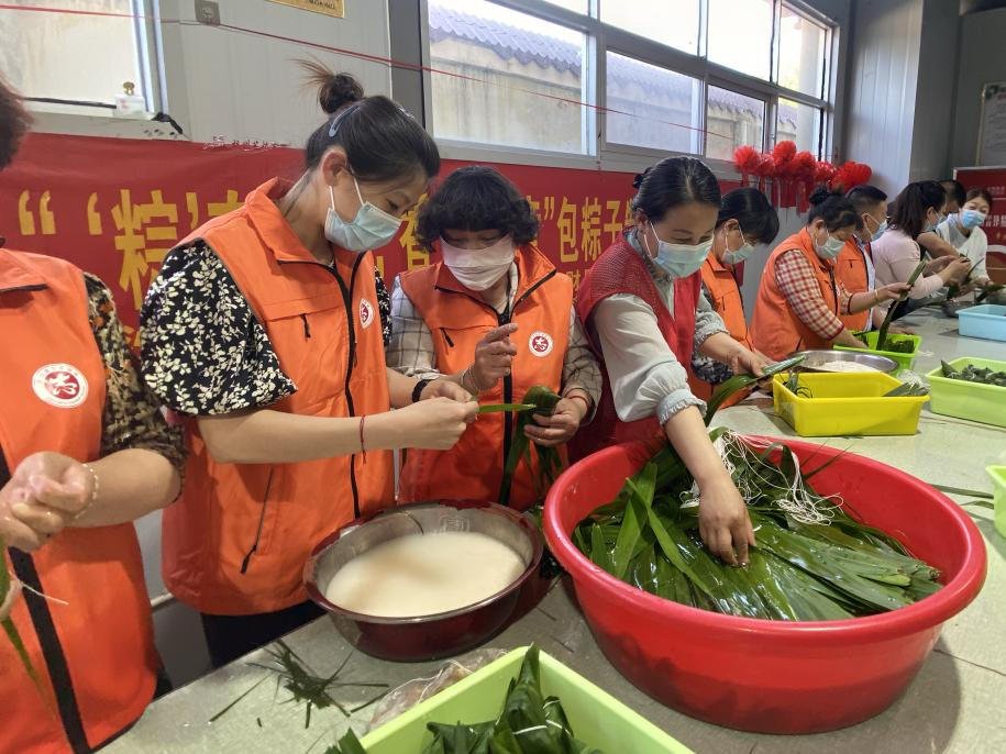 青口供電所黨支部聯(lián)合生產(chǎn)生活服務(wù)中心分會、黃沙坨社區(qū)，共同舉辦“悠悠艾草香 濃濃端午情”系列活動。.png